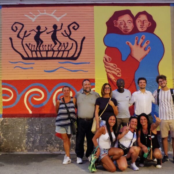 Cittadini che hanno seguito la preparazione del murale